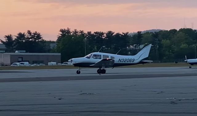 Piper Cherokee (N32069) - Piper 28 taxiing for takeoff at the South Ramp