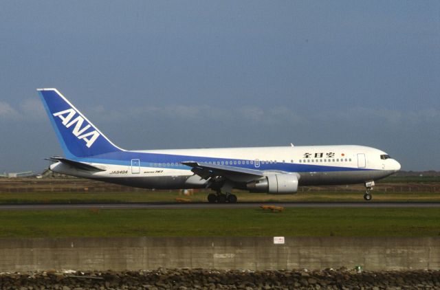 BOEING 767-200 (JA8484) - Touchdown at Tokyo-Haneda Intl Airport Rwy22 on 1986/07/12