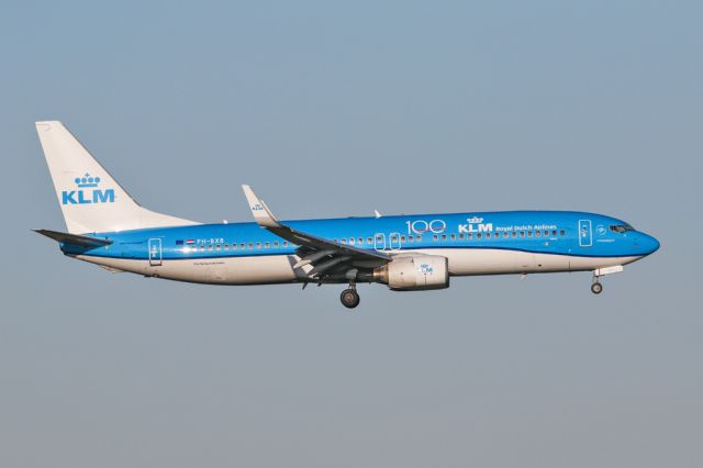 Boeing 737-800 (PH-BXB) - KL1073 inbound from Amsterdam