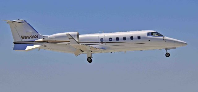 Learjet 60 (N869AV)