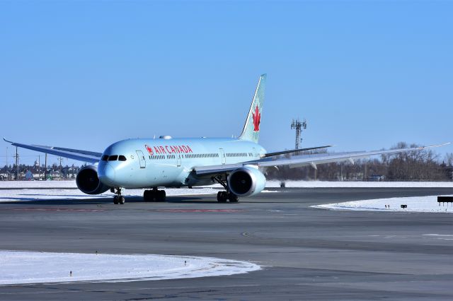 Boeing 787-9 Dreamliner (C-FRSO) - Air Canada Boeing 787-9 Dreamliner arriving at YYC on Mar 2.