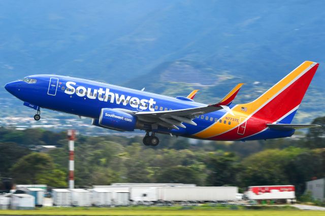 Boeing 737-700 (N7737E)