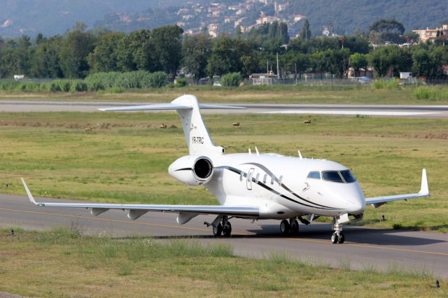 Bombardier Challenger 300 (YR-TRC)