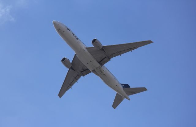 Boeing 777-200 (N218UA) - So glad to capture the United 777 in its Star Alliance Livery.