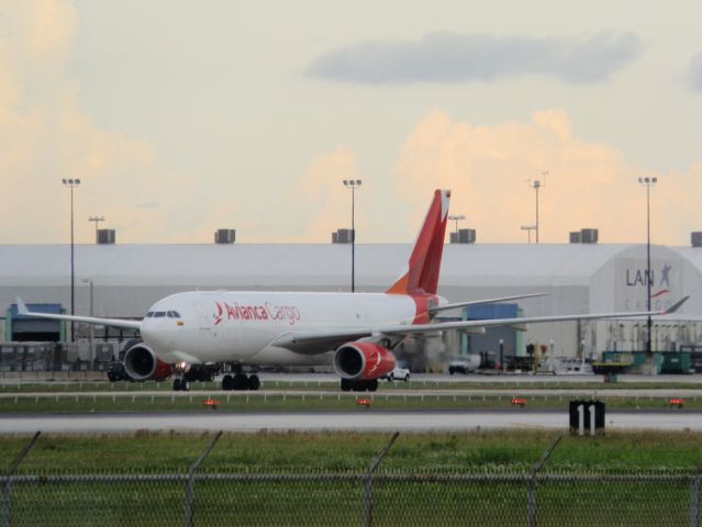 Airbus A330-200 (N334QT)