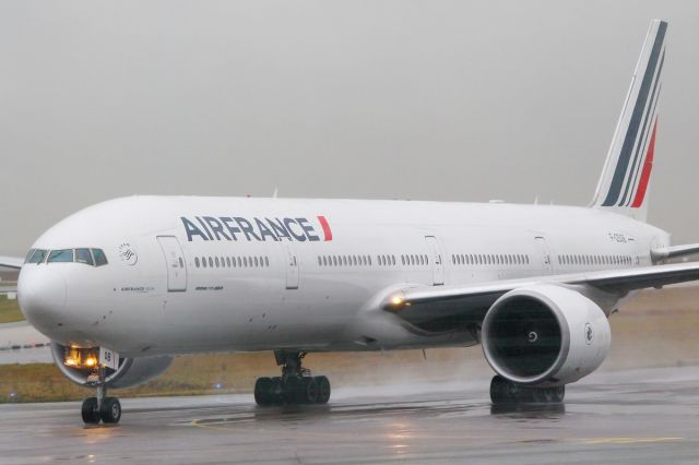 BOEING 777-300ER (F-GSQB) - AFR459 arriving from Sao Paulo. One of two daily flights linking Paris and the Brazilian city.