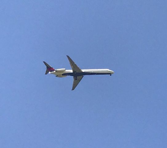 McDonnell Douglas MD-88 — - On final to GSP.  Viewed from Mauldin, SC.