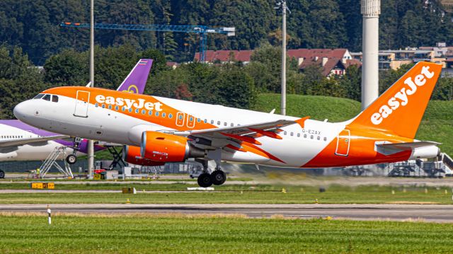 Airbus A319 (G-EZAX)