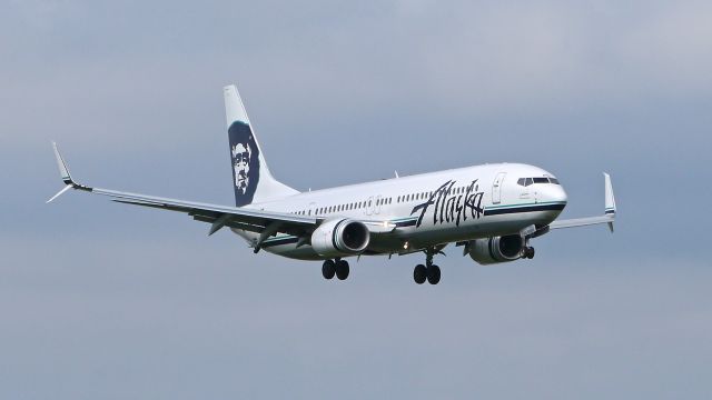 Boeing 737-900 (N462AS) - ASA9401 on final to Rwy 16R during a training flight on 5/22/15. (ln 4887 / cn 36361).