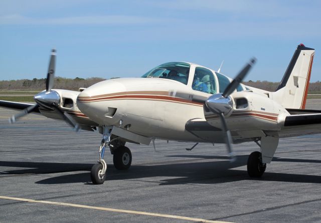 Beechcraft Baron (58) (N7237X) - RELIANT AIR operates three Barons. Thay have the lowest fuel price on the Danbury (KDXR) airport.