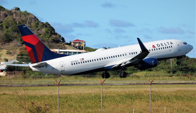 Boeing 737-800 (N393DA)