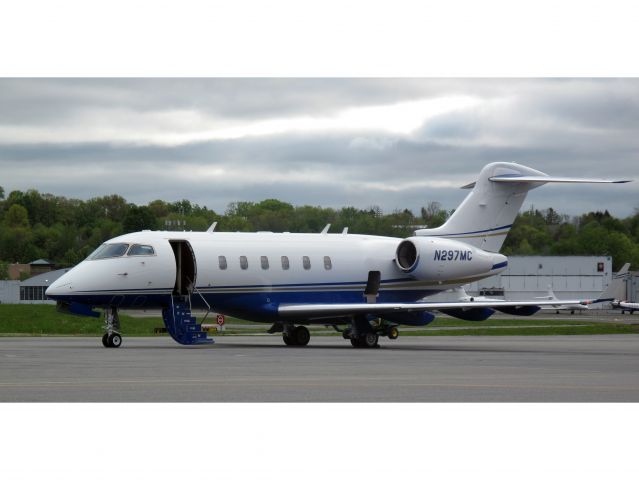 Bombardier Challenger 300 (N297MC)