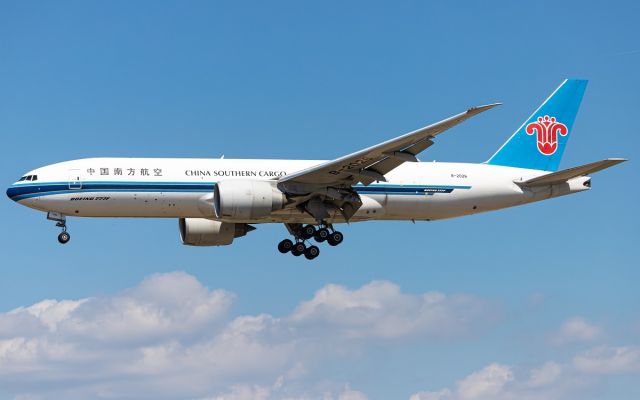 BOEING 777-200LR (B-2026)