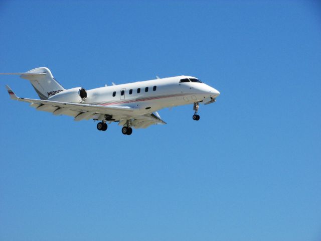 Bombardier Challenger 300 (N830EC) - Landing on RWY 20R