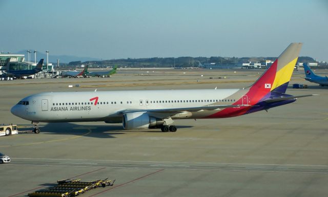 BOEING 767-300 (HL7514) - Asiana 767-38E HL7514 at ICN on Nov 1, 2012.