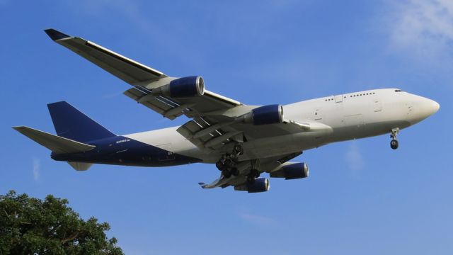 Boeing 747-400 (N356KD) - Roaring into LAX over In-N-Out.