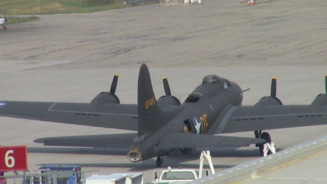 Boeing B-17 Flying Fortress (N3703G) - "Memphis Belle"