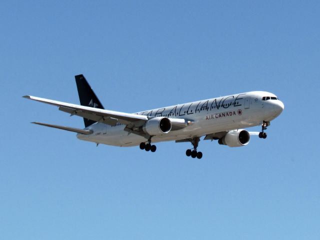 BOEING 767-300 (C-FMWY)