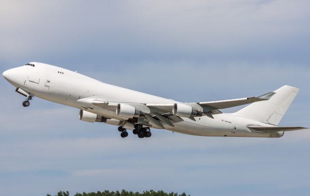 Boeing 747-400 (N445MC) - runway 27