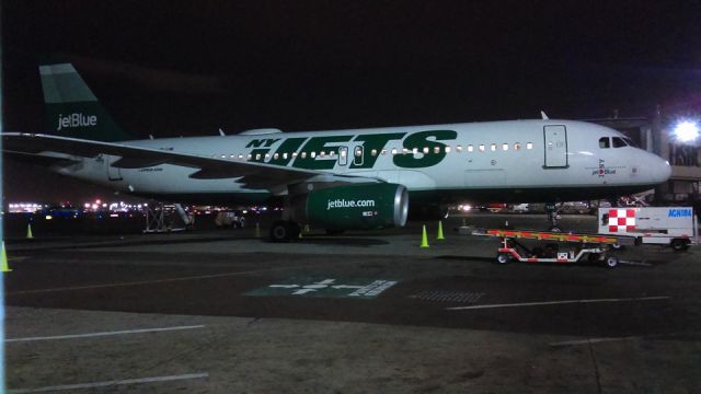 Airbus A320 (N746JB)