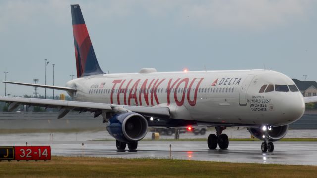 Airbus A321 (N391DN) - Delta's Thank You livery taxiing out of rainy Buffalo with a beacon shot