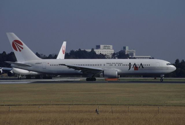 BOEING 767-300 (JA8987) - Departure at Narita Intl Airport Rwy16R on 1998/11/23