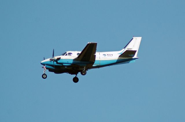 Beechcraft King Air 90 (N17) - Arriving Washington-Dulles 1R.