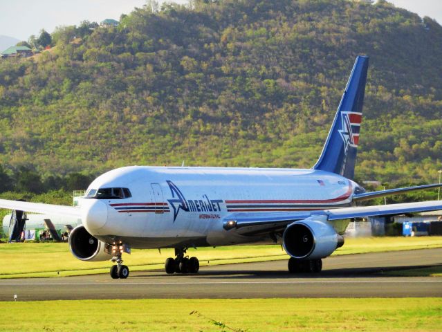 BOEING 767-200 (N741AX)