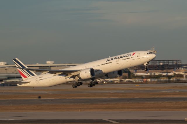 Boeing 777-200 (F-GSQG) - Air France 635 taking off out of Houston-Bush Intercontinental off to Paris Charles de Gaulle Airport.