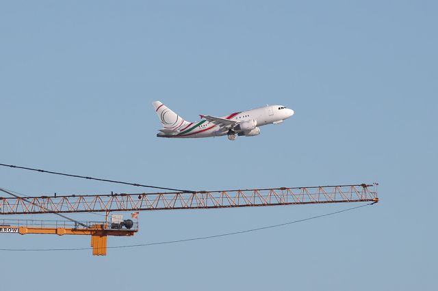 Airbus A318 (HZ-RCA)