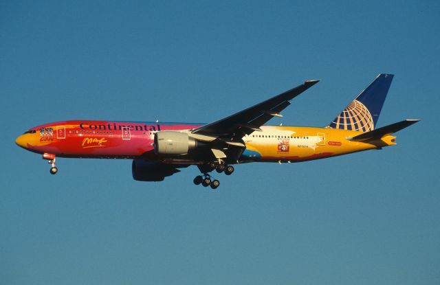 Boeing 777-200 (N77014) - Final Approach to Narita Intl Airport Rwy34L on 1999/11/29 " NYC 2000 c/s "