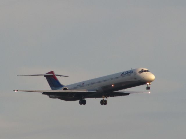 McDonnell Douglas MD-88 (N985DL)