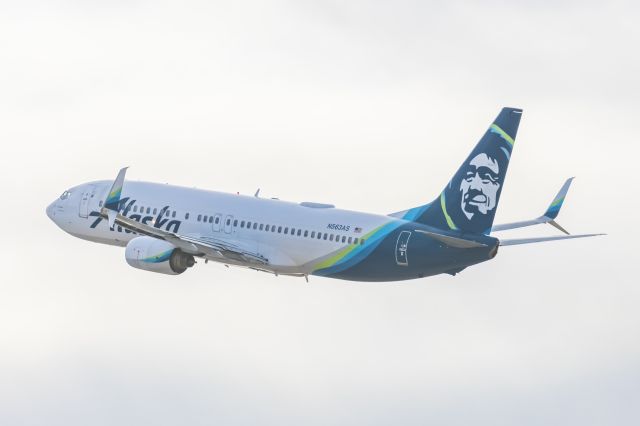 Boeing 737-800 (N563AS) - An Alaska Airlines 737-800 taking off from PHX on 2/13/23, the busiest day in PHX history, during the Super Bowl rush. Taken with a Canon R7 and Canon EF 100-400 II L lens.