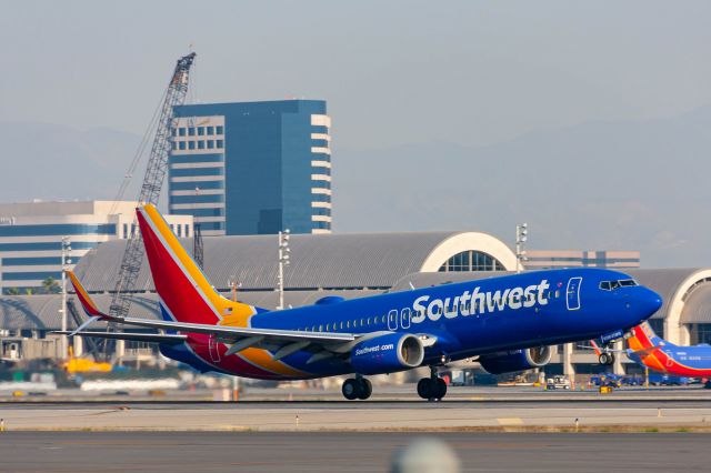 Boeing 737-800 (N8328A)