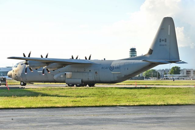 Lockheed C-130 Hercules (13-0615)