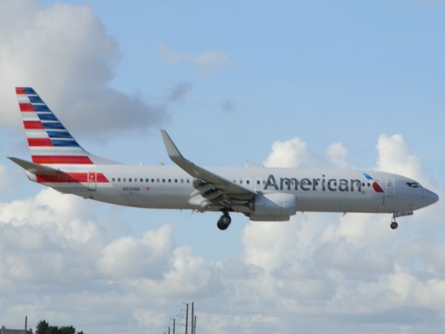 Boeing 737-800 (N930NN)