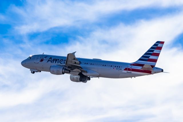 Airbus A320 (N117UW) - American Airlines A320 taking off from PHX on 11/5/22. Taken with a Canon 850D and Tamron 70-200 G2 lens.