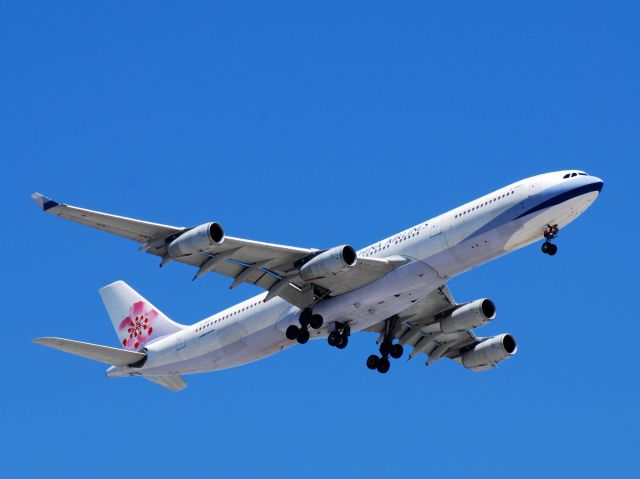 Airbus A340-300 (B-18807)