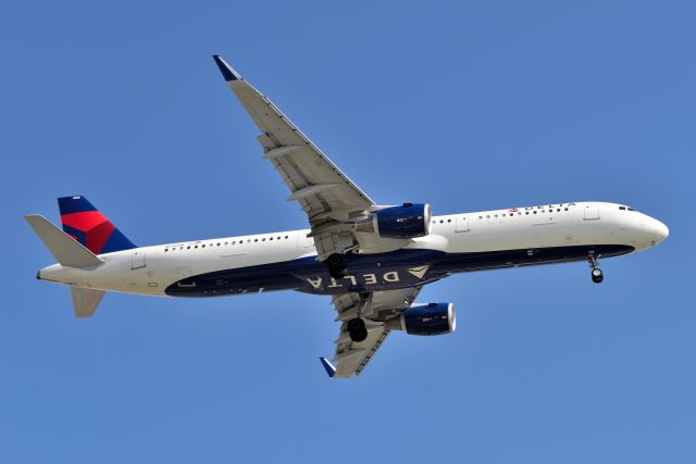 Airbus A321 (N106DN) - 23-L