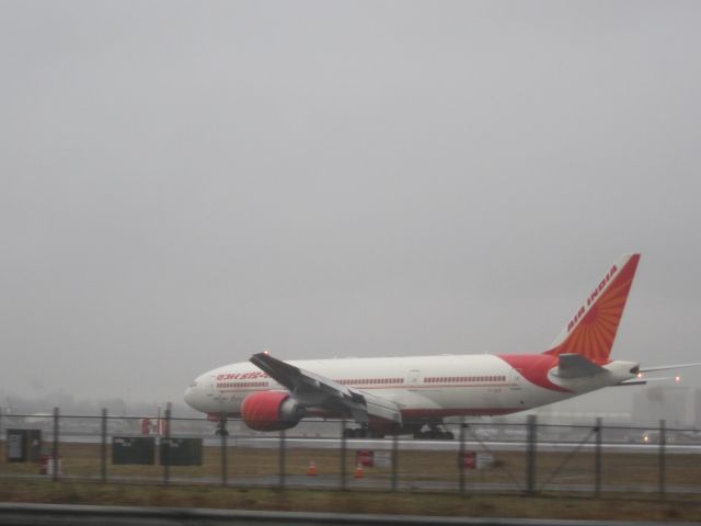 BOEING 777-200LR (VT-ALB) - AI 191 just landed at Newark