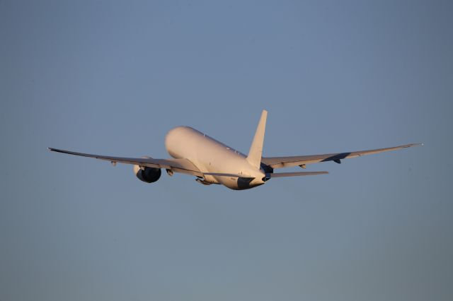 BOEING 777-200LR (N704GT)