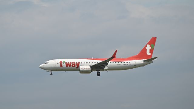 Boeing 737-700 (HL8323) - 11.Aug.2024br /Narita International Airport Terminal-2.br /T'Way Airlines Boeing 737 (HL8323)br /Landing at RWY34R (B)