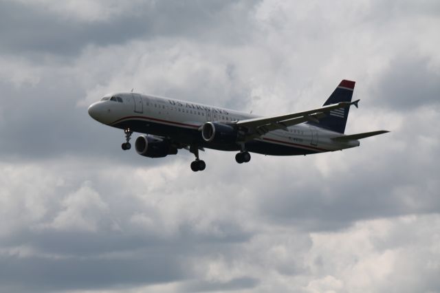 Airbus A320 (N107US)