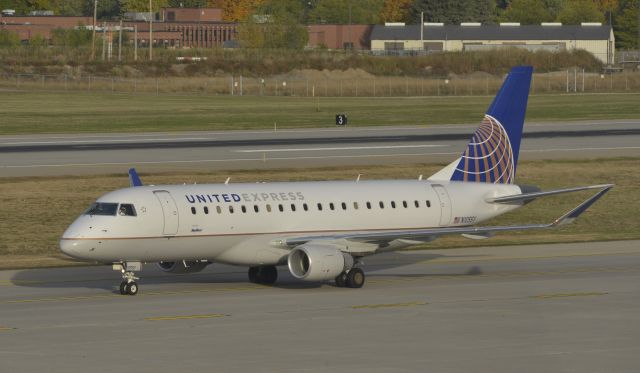 Embraer 175 (N105SY) - Taxiing to gate at MSP