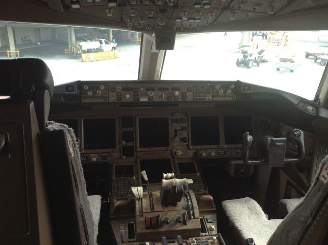 Boeing 777-200 (N783UA) - Cockpit do N783UA, 777-200, desembarque do voo UA845, ORD-GRU, dia 01/05/2013.