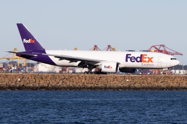 Boeing 777-200 (N893FD)