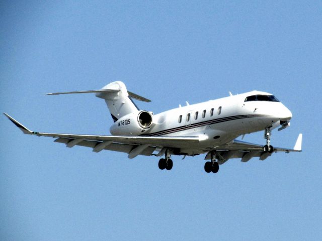 Bombardier Challenger 300 (N781QS) - Landing RWY 20R
