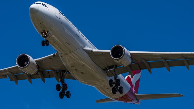 Airbus A330-200 (VH-EBR)