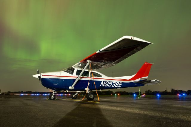 Cessna Skylane (N9538E) - Northern Lights show