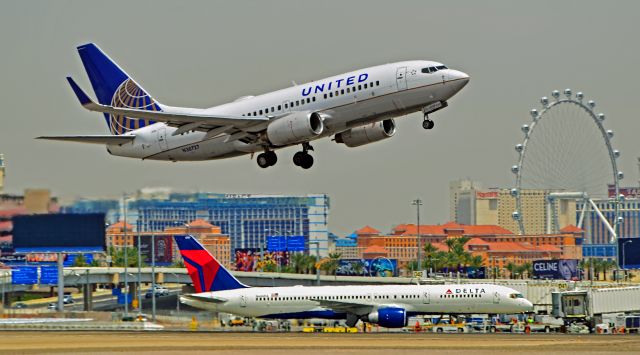 Boeing 737-700 (N38727) - N38727 United Airlines 1999 Boeing 737-724 - cn 28797 / 317 - Las Vegas - McCarran International Airport (LAS / KLAS)br /USA - Nevada June 20, 2014br /Photo: Tomás Del Coro